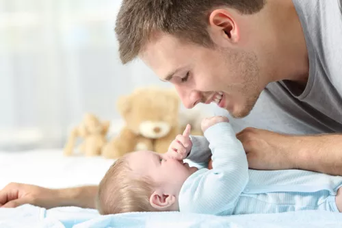 Moucher bébé : quelles sont les meilleures techniques et les produits à utiliser ?